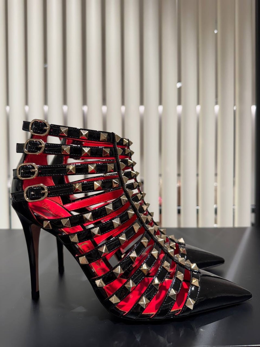 VALENTINO GARAVANI Pumps front view - Women's luxury Shoes