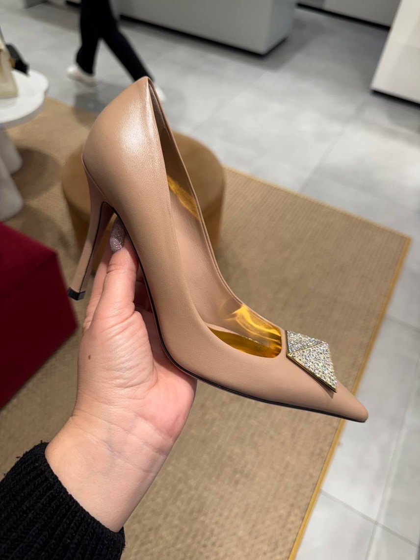 VALENTINO GARAVANI Pumps front view - Women's luxury Shoes