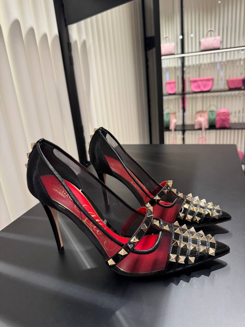 VALENTINO GARAVANI Pumps front view - Women's luxury Shoes