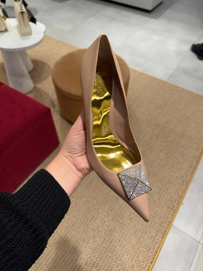 VALENTINO GARAVANI Pumps side view - Women's luxury Shoes