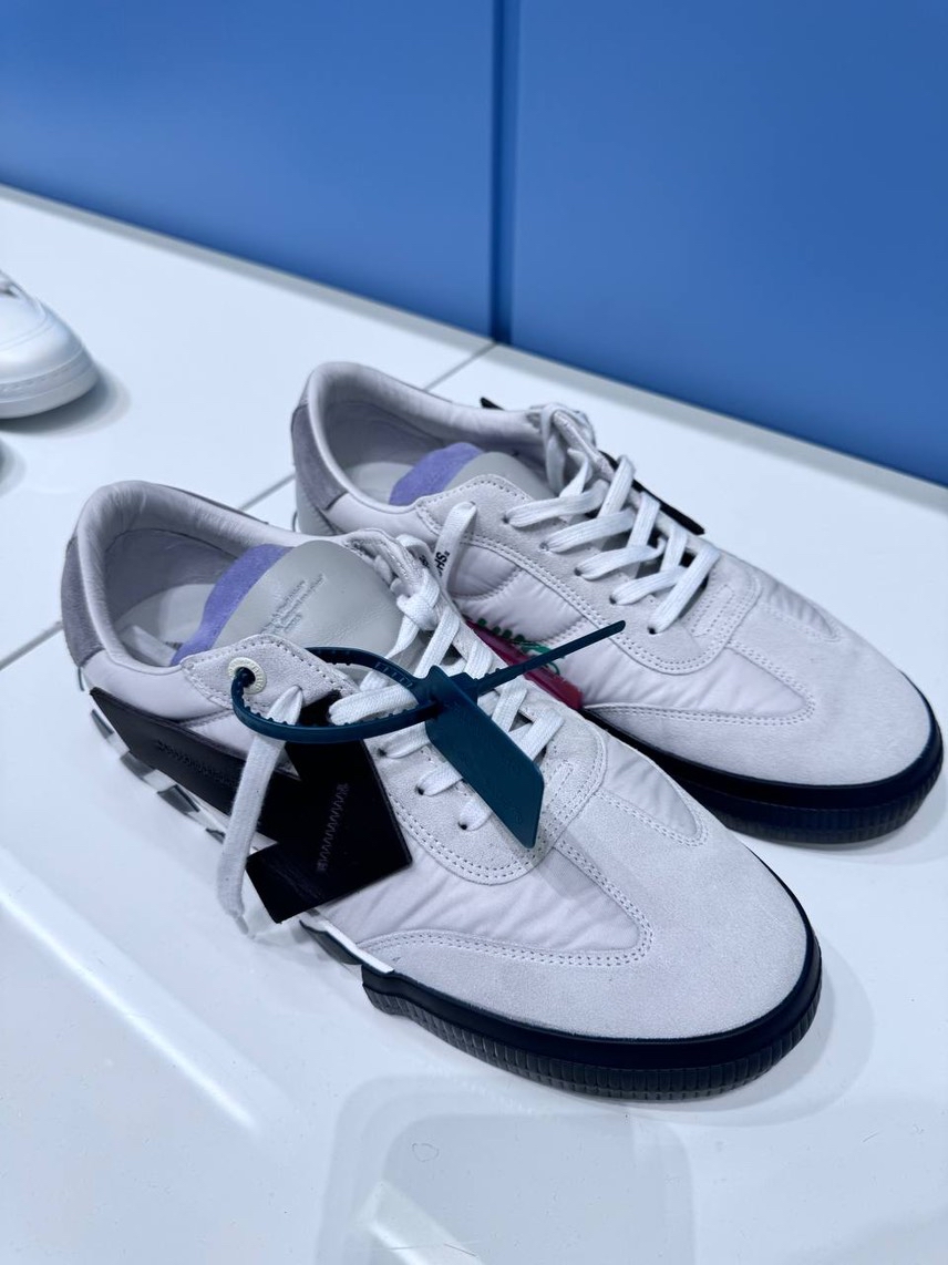 OFF-WHITE Sneakers side view - Men's luxury Shoes