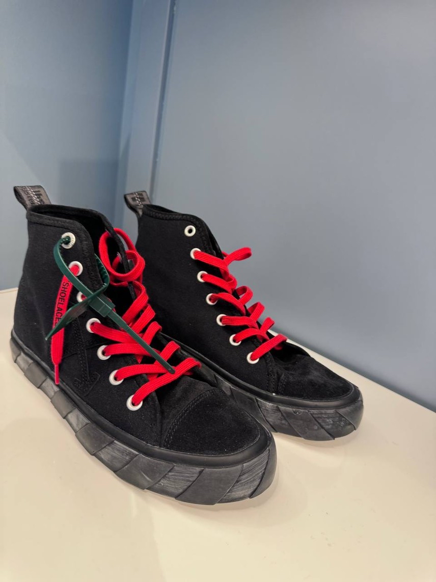 OFF-WHITE Sneakers side view - Men's luxury Shoes