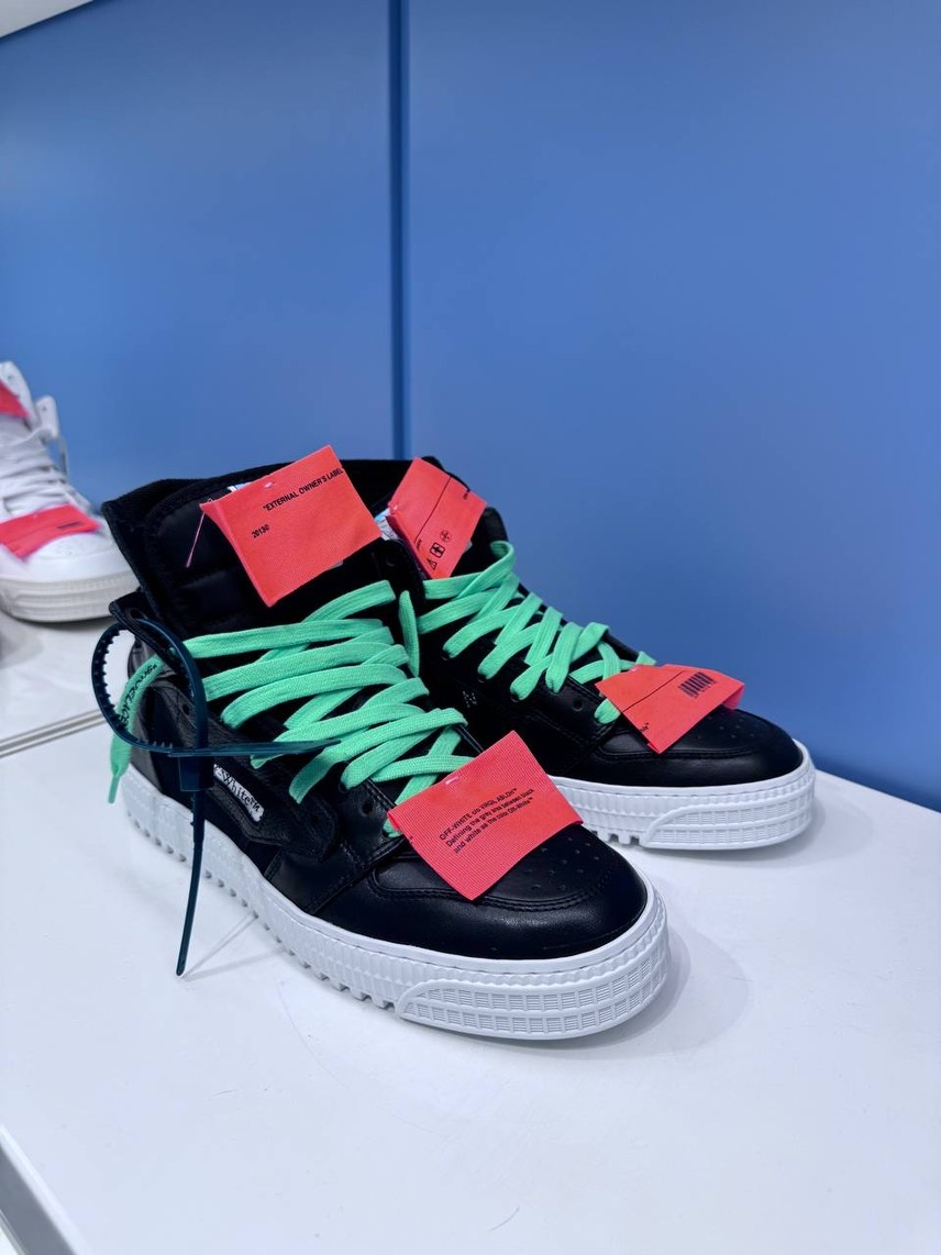 OFF-WHITE Sneakers side view - Men's luxury Shoes