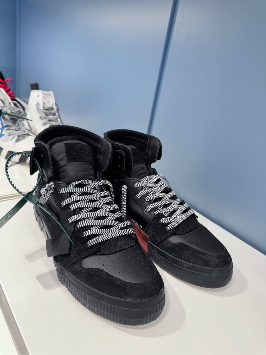 OFF-WHITE Sneakers side view - Men's luxury Shoes