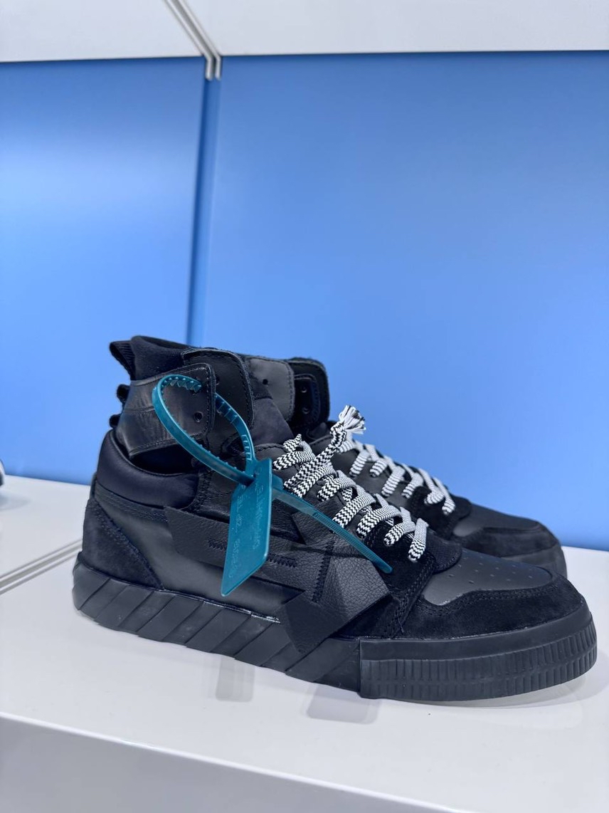 OFF-WHITE Sneakers side view - Men's luxury Shoes