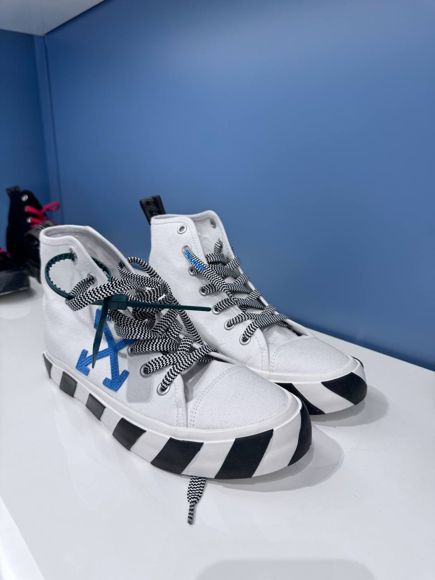 OFF-WHITE Sneakers side view - Men's luxury Shoes