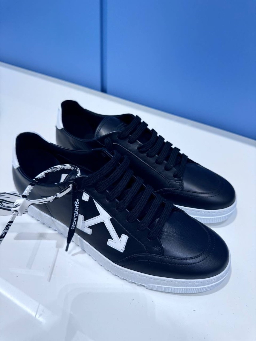 OFF-WHITE Sneakers side view - Men's luxury Shoes