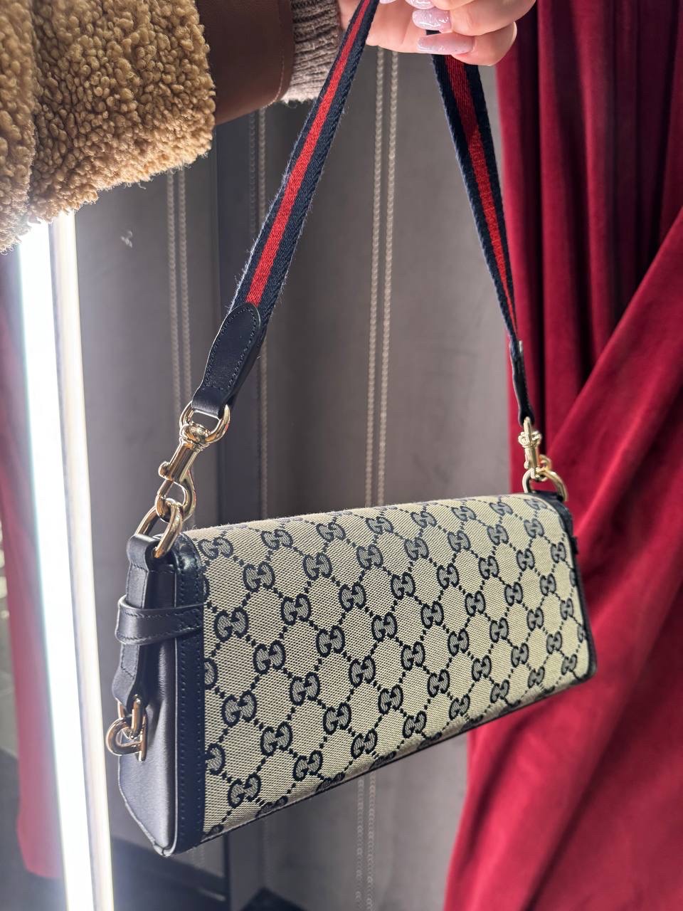 GUCCI Shoulder bags side view - Women's luxury Bags