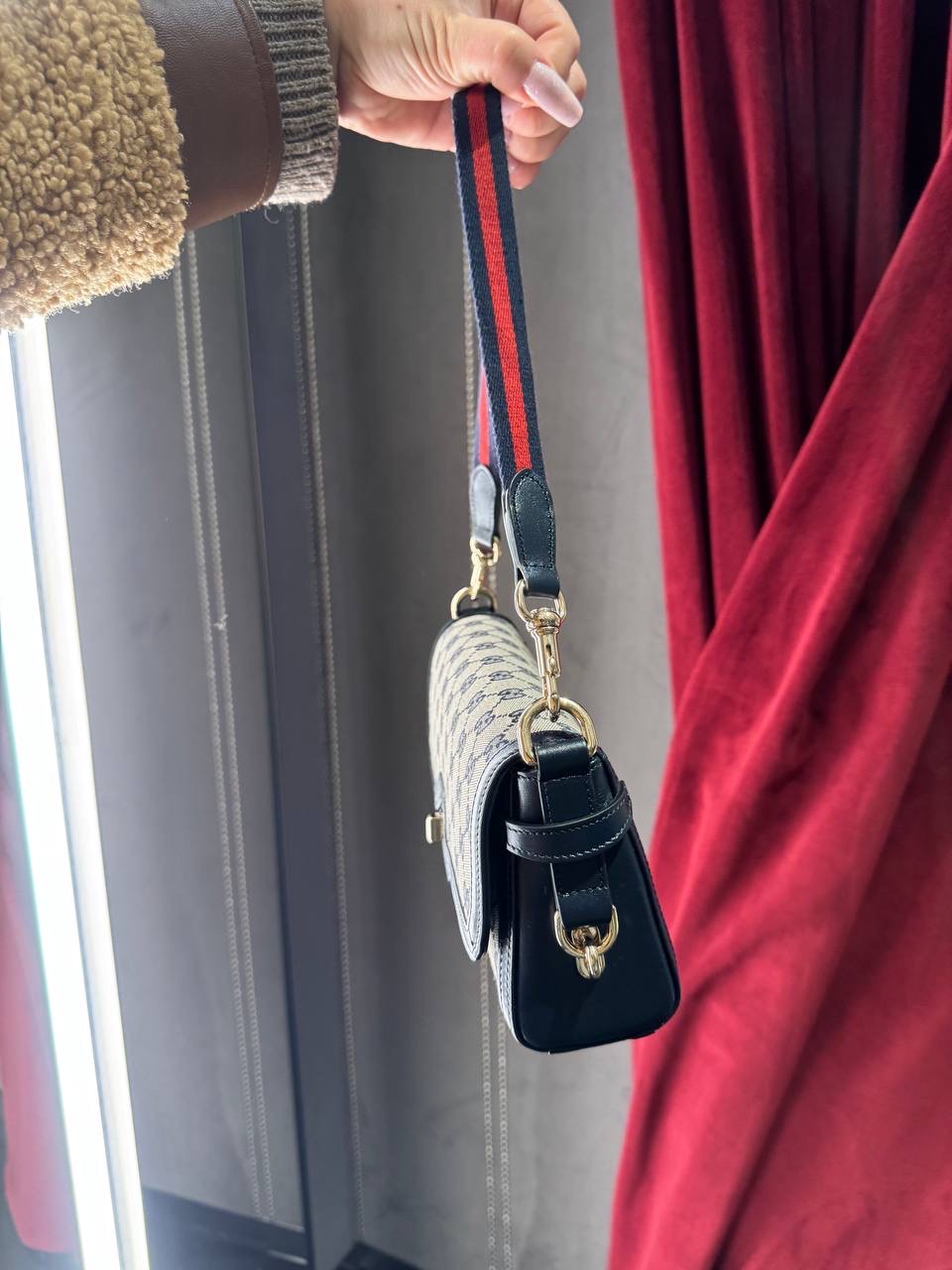 GUCCI Shoulder bags side view - Women's luxury Bags