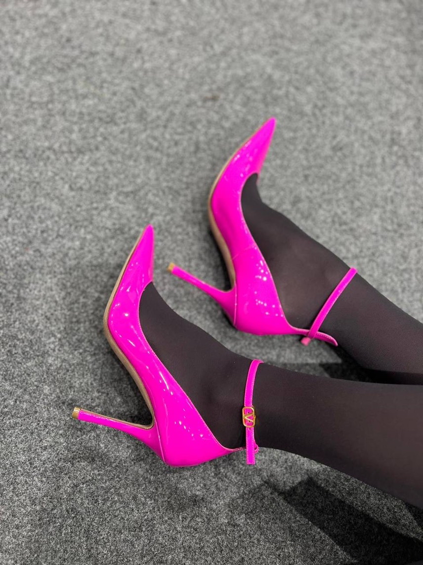 VALENTINO GARAVANI Pumps front view - Women's luxury Shoes