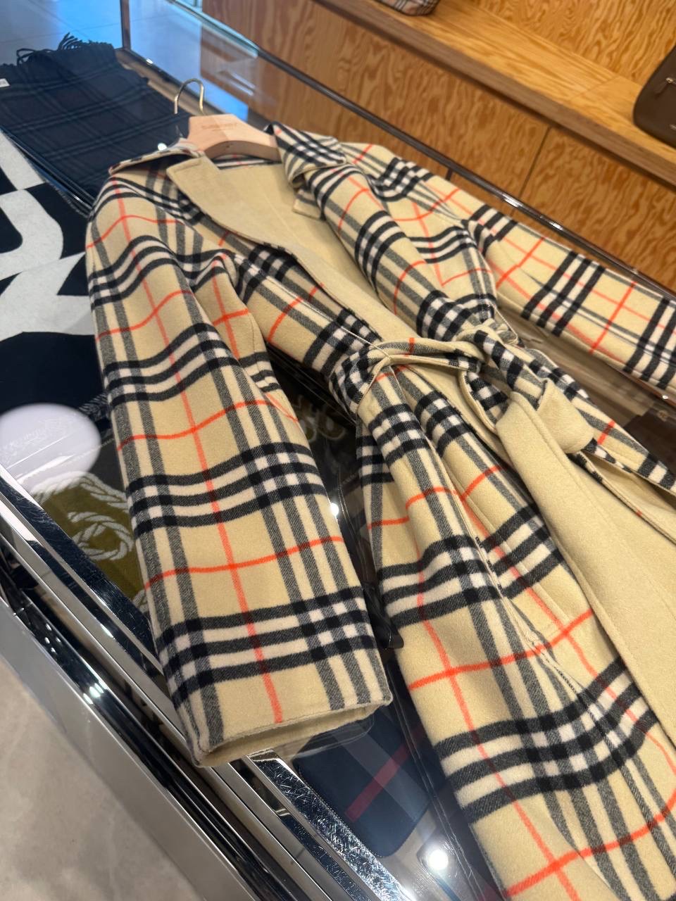 BURBERRY Coats side view - Women luxury Clothes