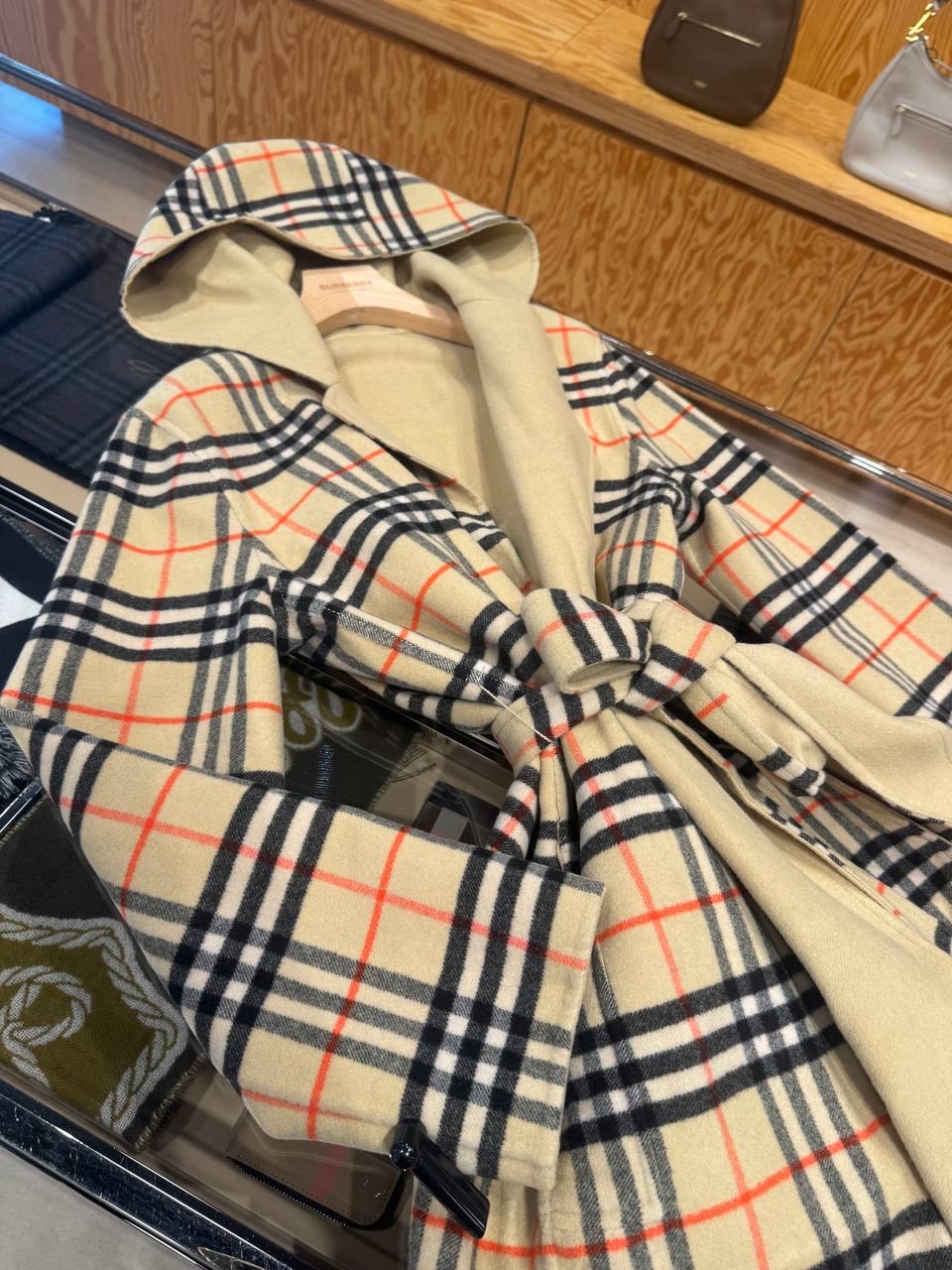 BURBERRY Coats side view - Women luxury Clothes