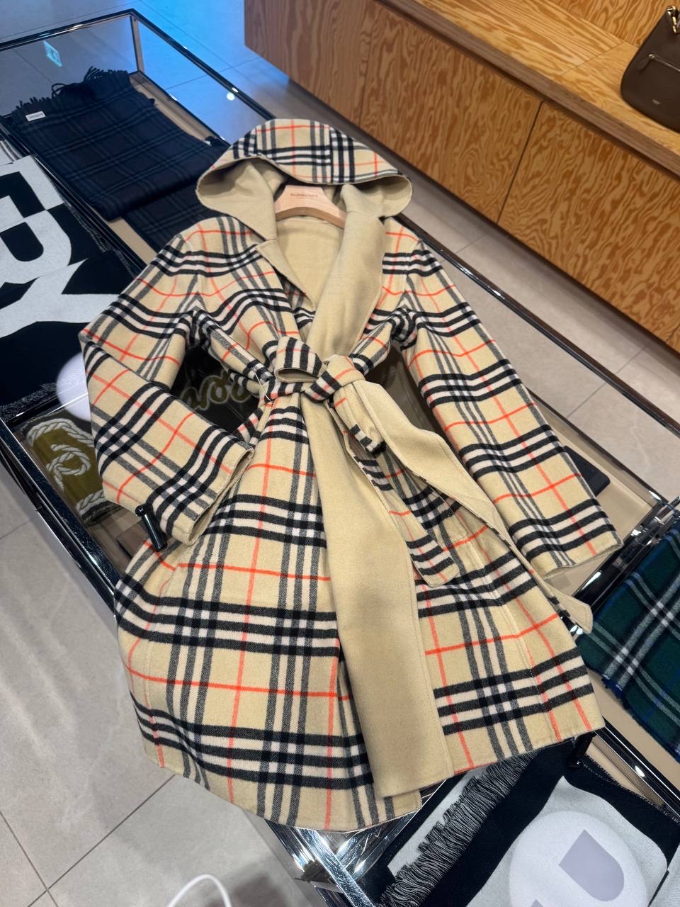 BURBERRY Coats side view - Women luxury Clothes