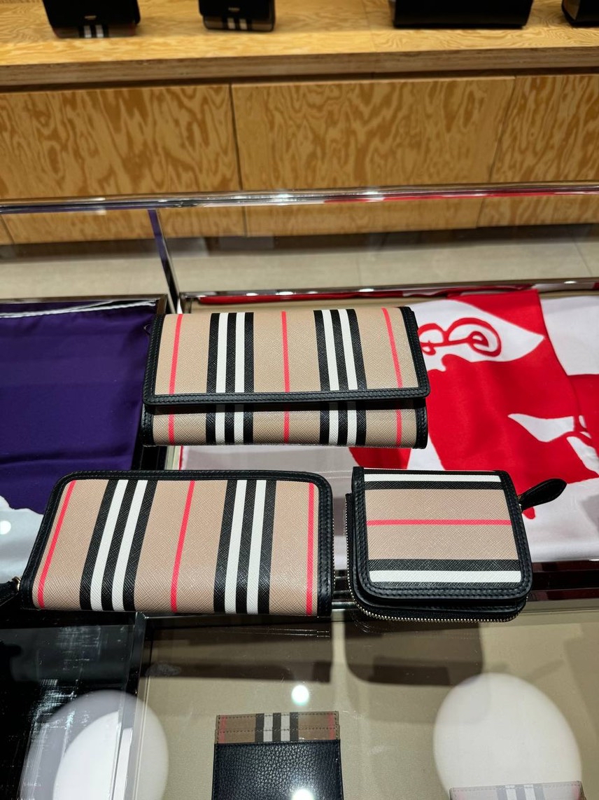 BURBERRY Wallets and small leather goods side view - Women's luxury Accessories
