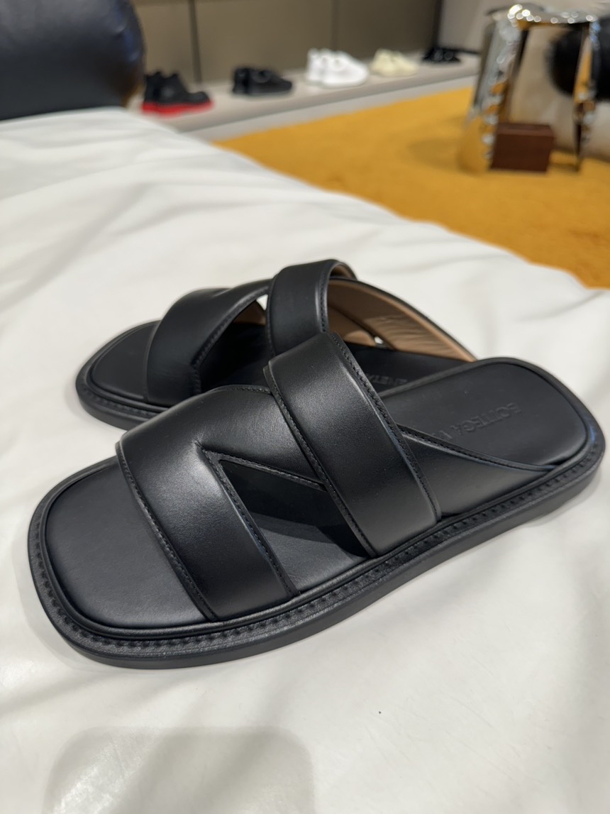 BOTTEGA VENETA Slides side view - Men's luxury Shoes