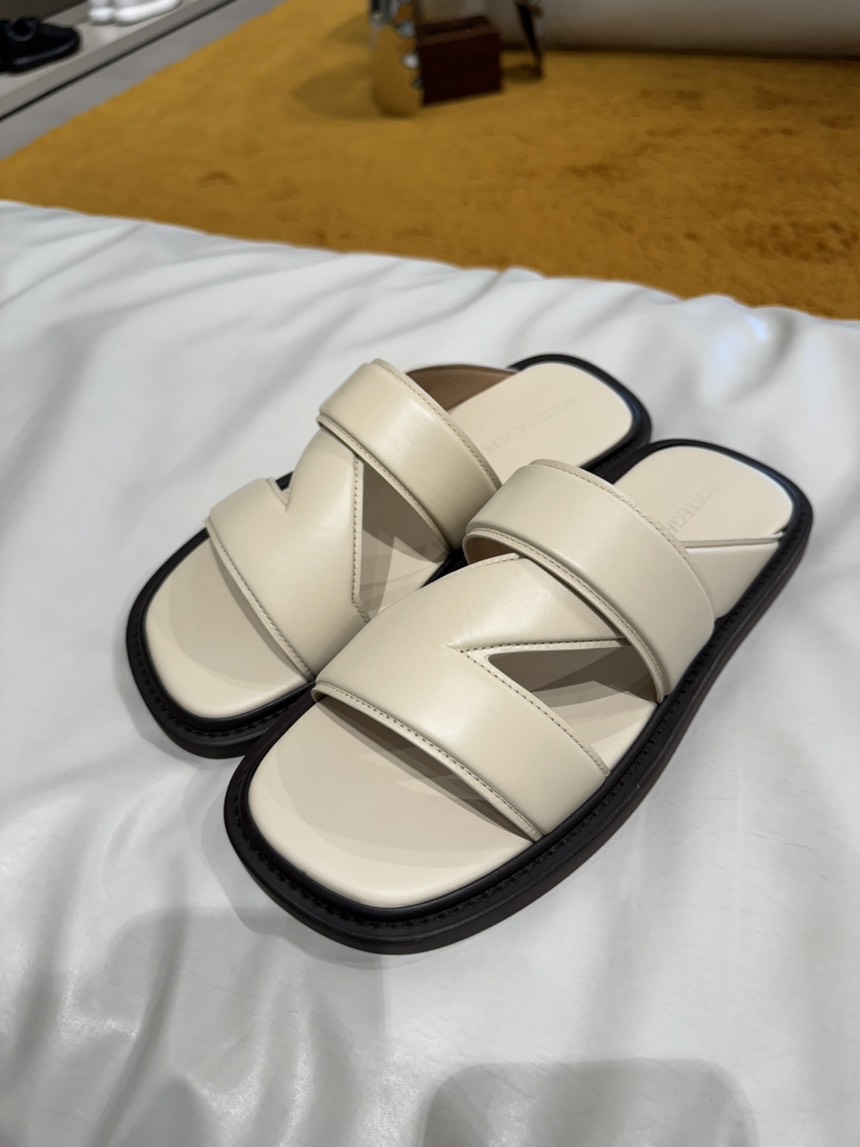 BOTTEGA VENETA Slides side view - Men's luxury Shoes