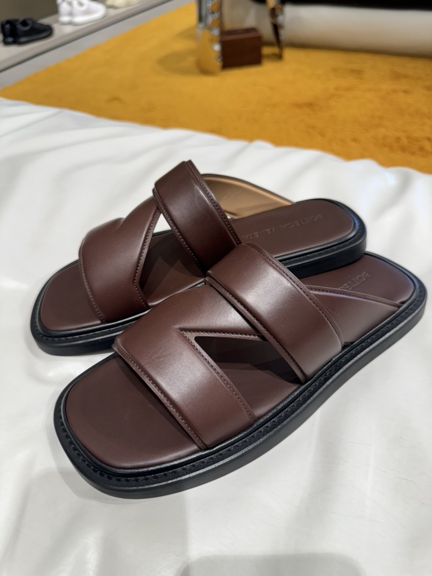 BOTTEGA VENETA Slides side view - Men's luxury Shoes