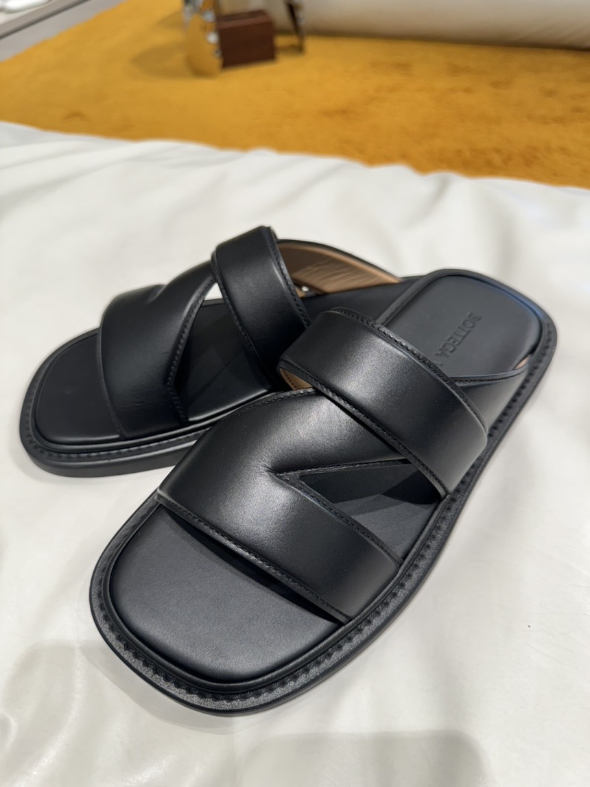 BOTTEGA VENETA Slides front view - Men's luxury Shoes