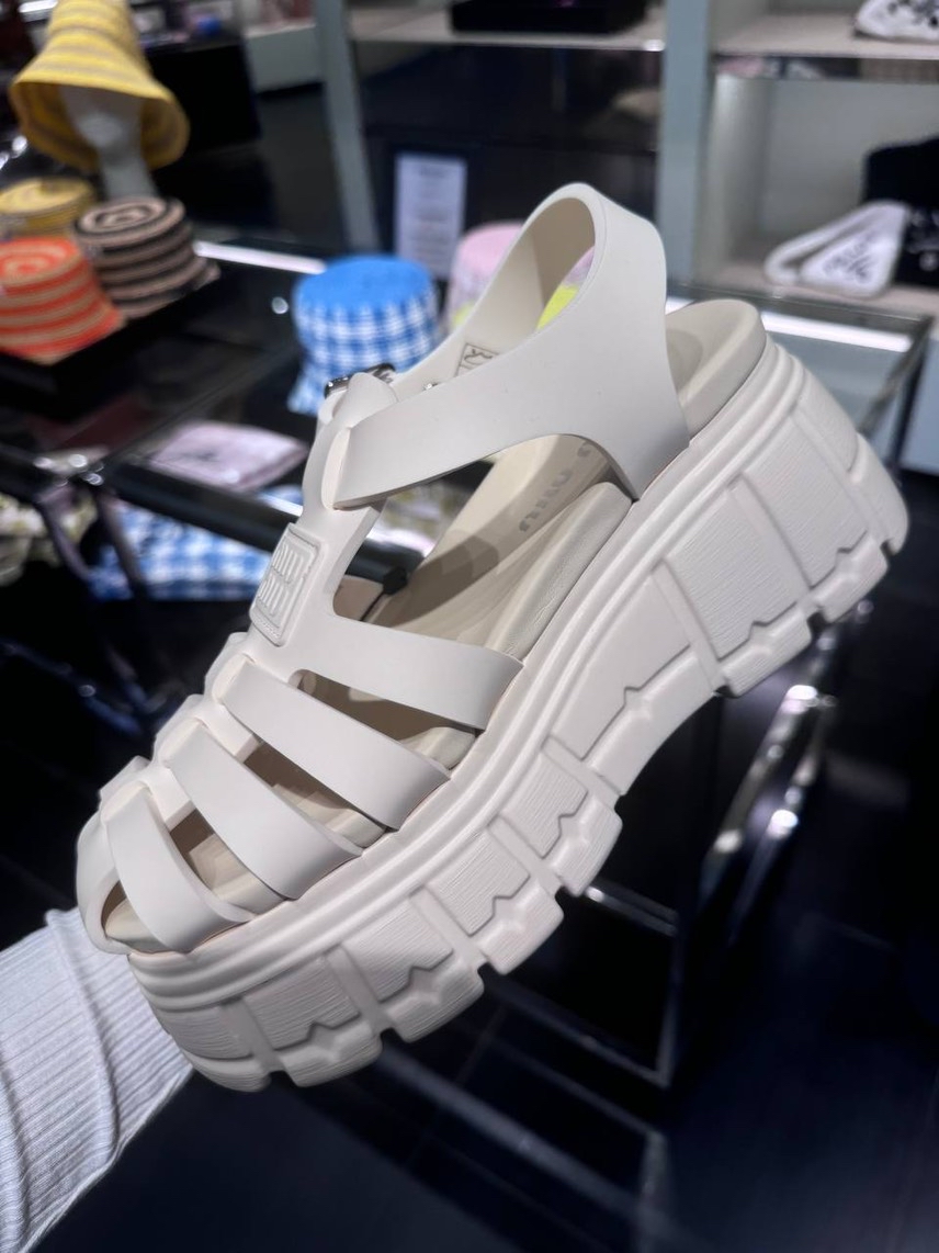 MIU MIU リアスリットミティスカト MG229811H4 F0031 MIU MIU リアスリットミティスカト MG229811H4 F0031