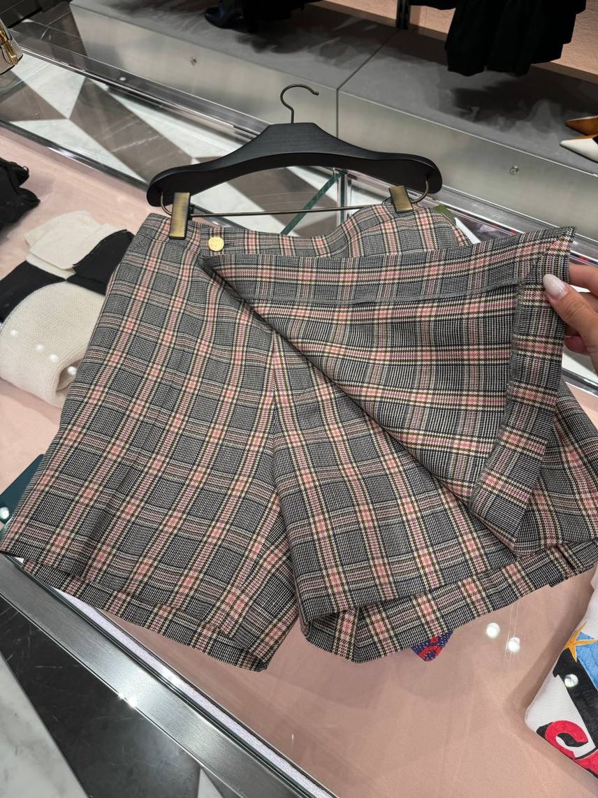 GUCCI Shorts side view - Women's luxury Clothes