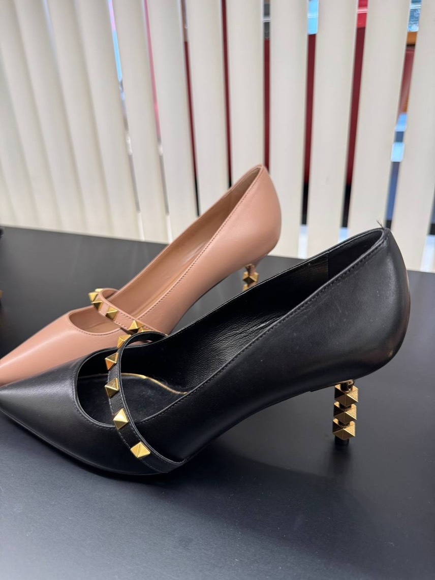 VALENTINO GARAVANI Pumps side view - Women's luxury Shoes