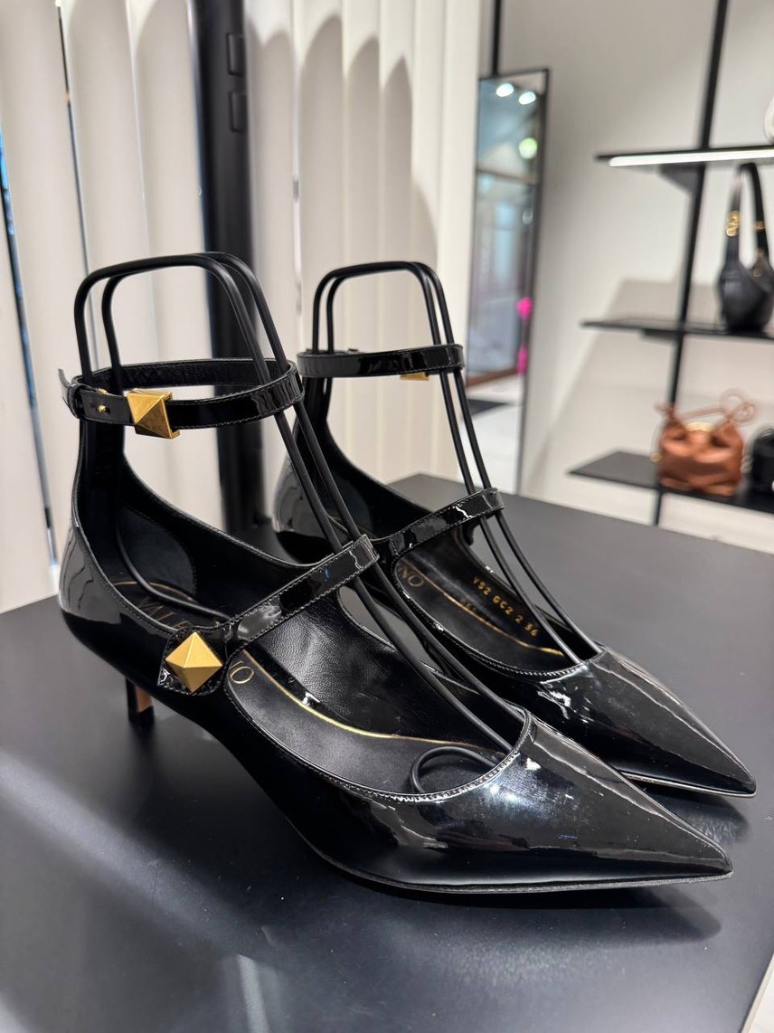 VALENTINO GARAVANI Pumps front view - Women's luxury Shoes