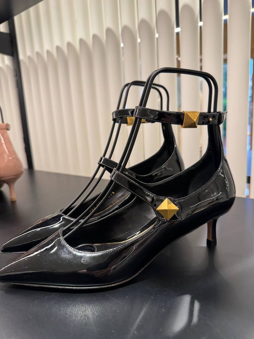 VALENTINO GARAVANI Pumps side view - Women's luxury Shoes