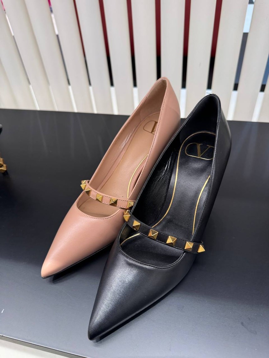 VALENTINO GARAVANI Pumps front view - Women's luxury Shoes