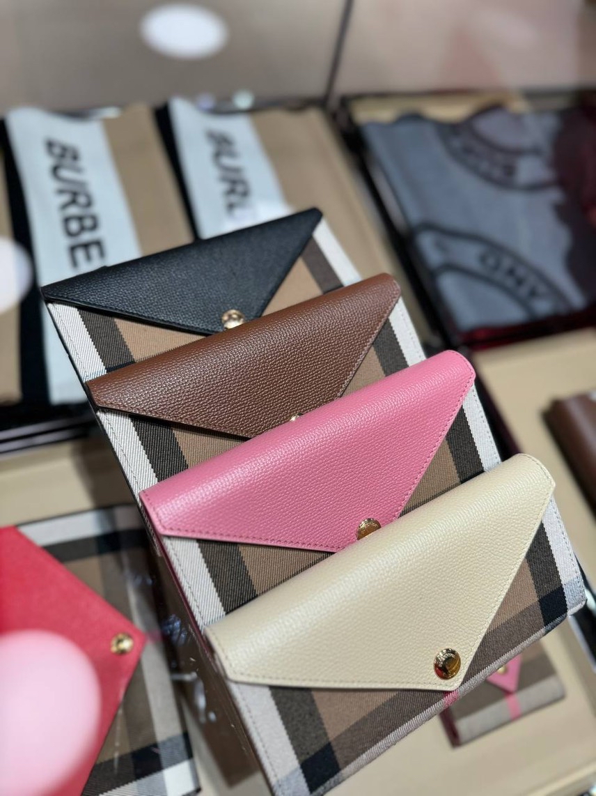 BURBERRY Wallets and small leather goods side view - Women's luxury Accessories