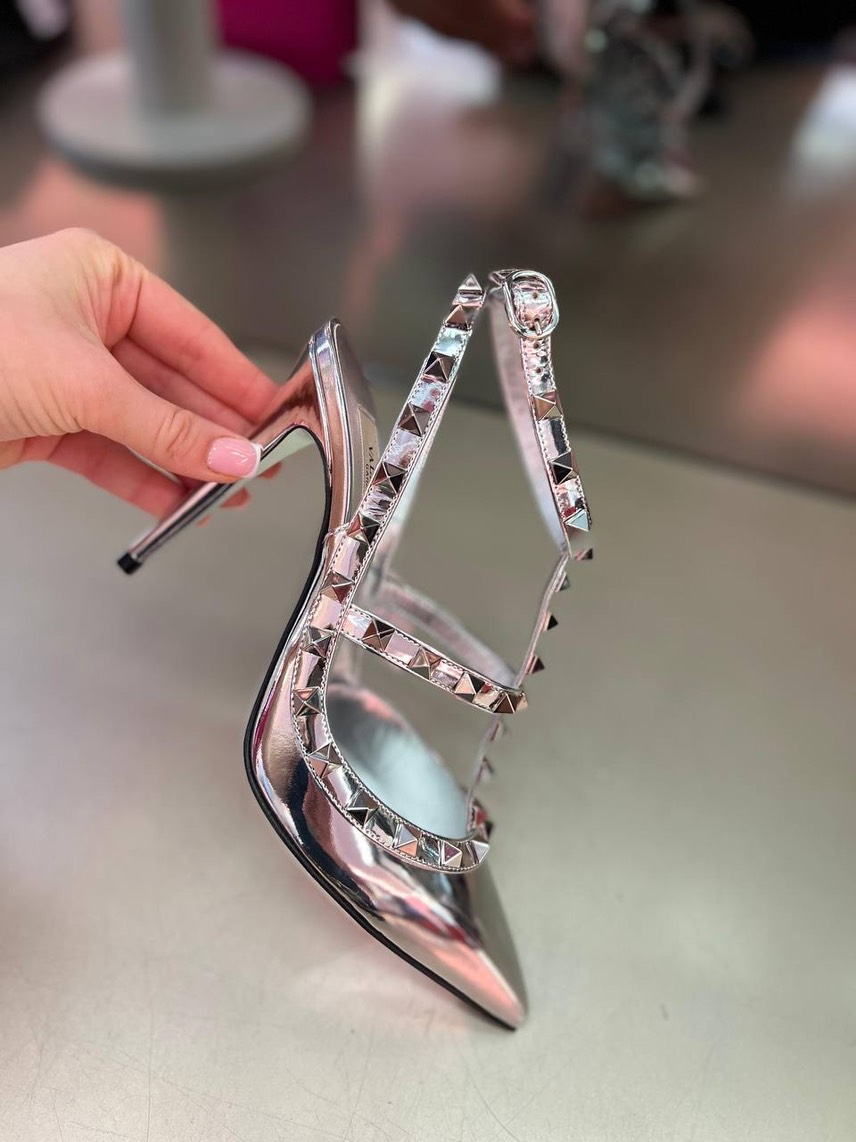 VALENTINO GARAVANI Pumps front view - Women's luxury Shoes