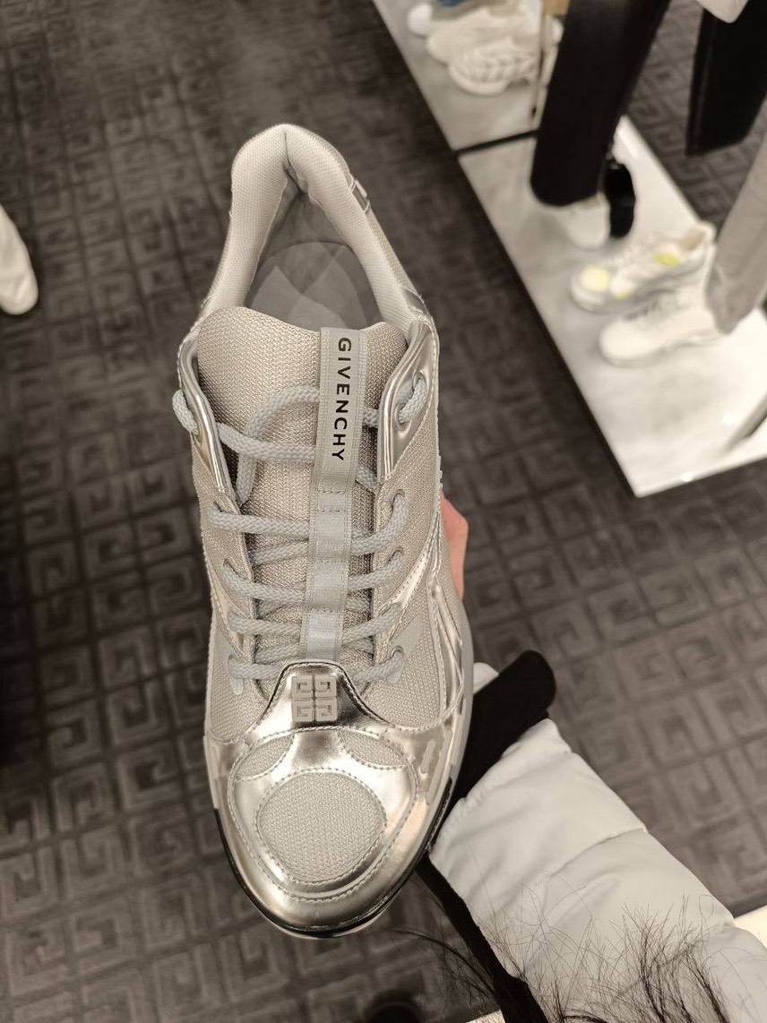 GIVENCHY Sneakers side view - Men's luxury Shoes