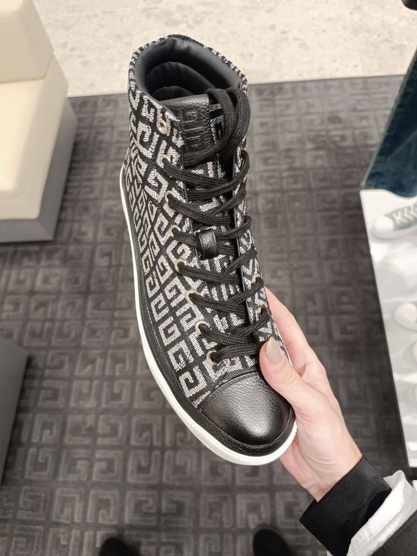 GIVENCHY Sneakers side view - Men's luxury Shoes