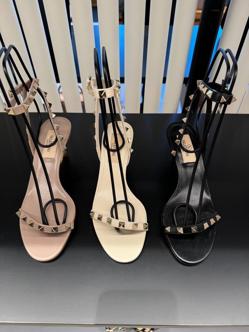 VALENTINO GARAVANI Sandals front view - Women's luxury Shoes