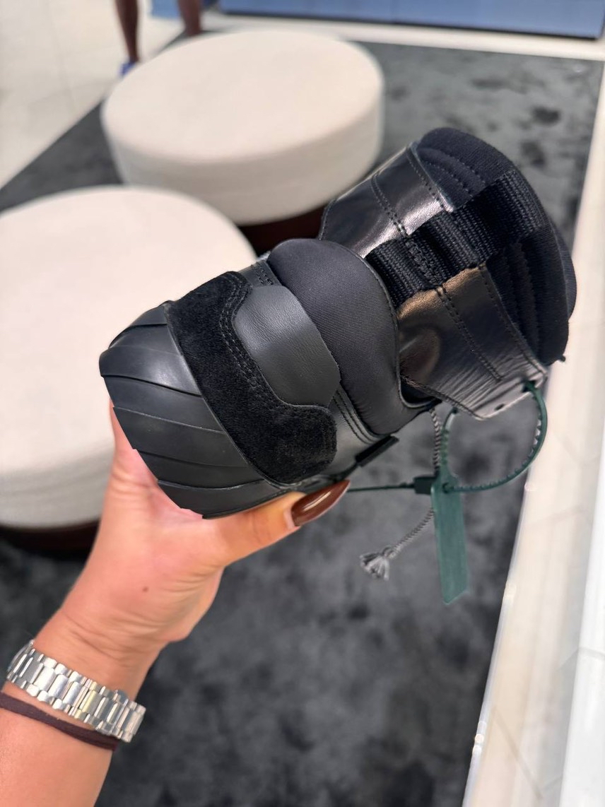 OFF-WHITE Sneakers side view - Men's luxury Shoes