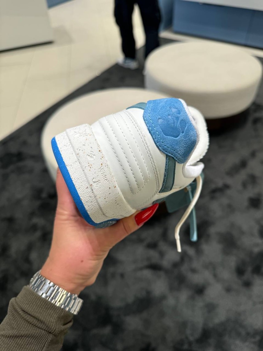OFF-WHITE Sneakers side view - Men's luxury Shoes