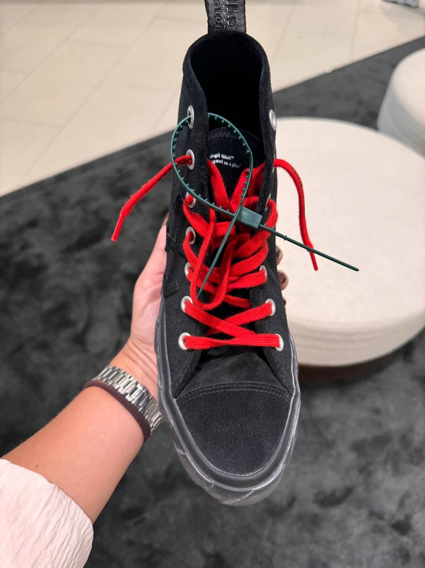 OFF-WHITE Sneakers side view - Men's luxury Shoes