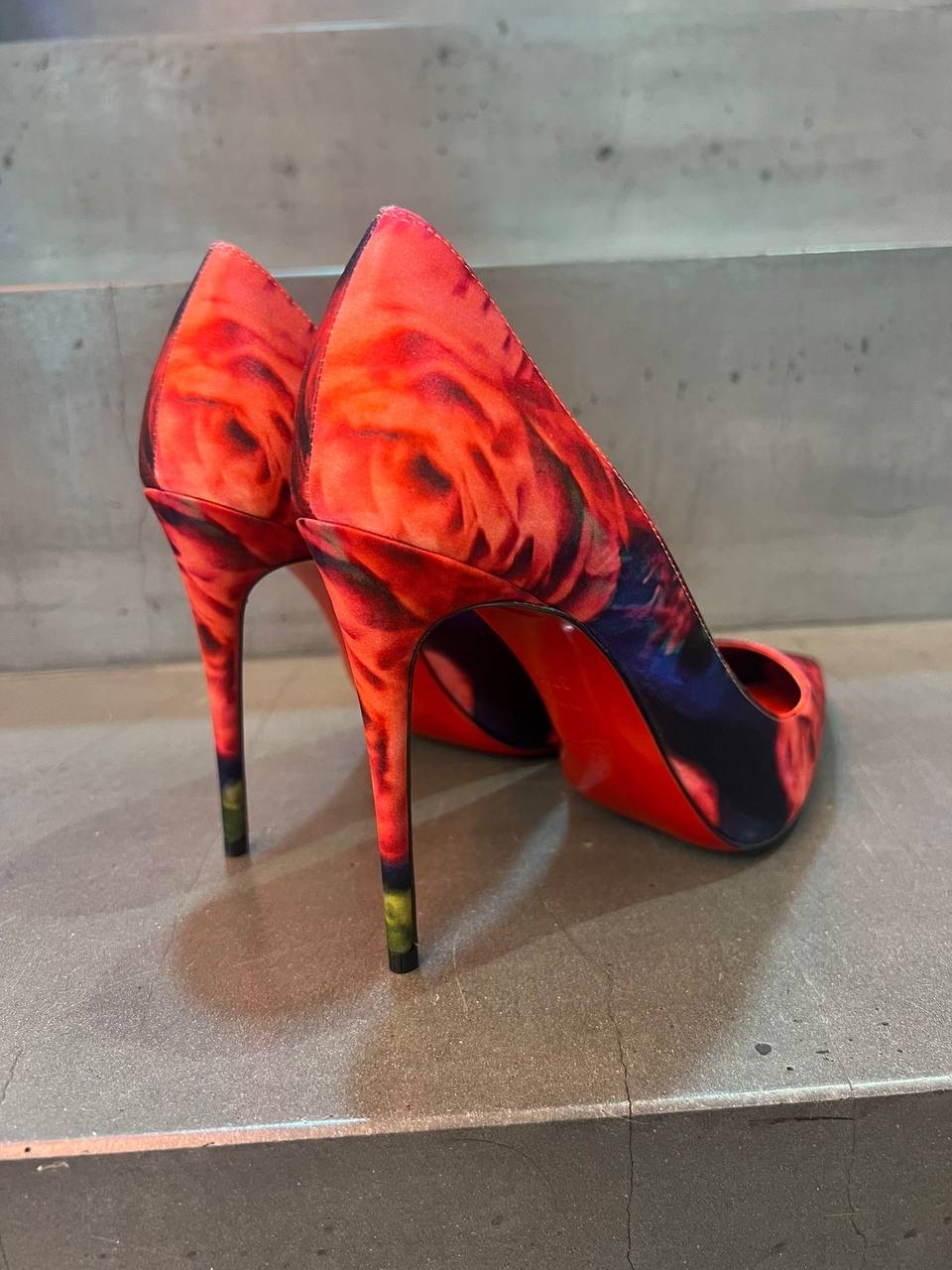 CHRISTIAN LOUBOUTIN Pumps side view - Women's luxury Shoes