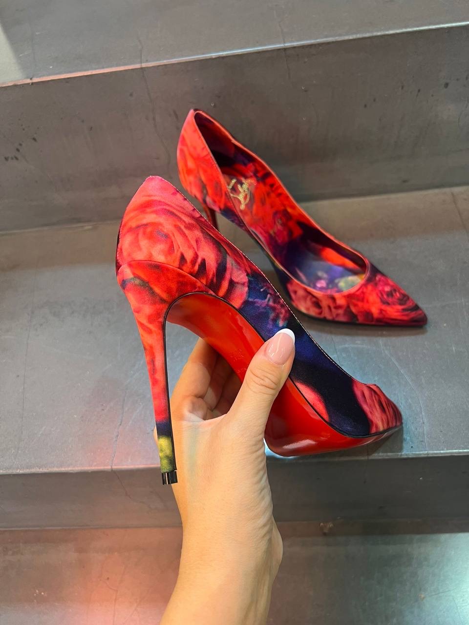 CHRISTIAN LOUBOUTIN Pumps side view - Women's luxury Shoes