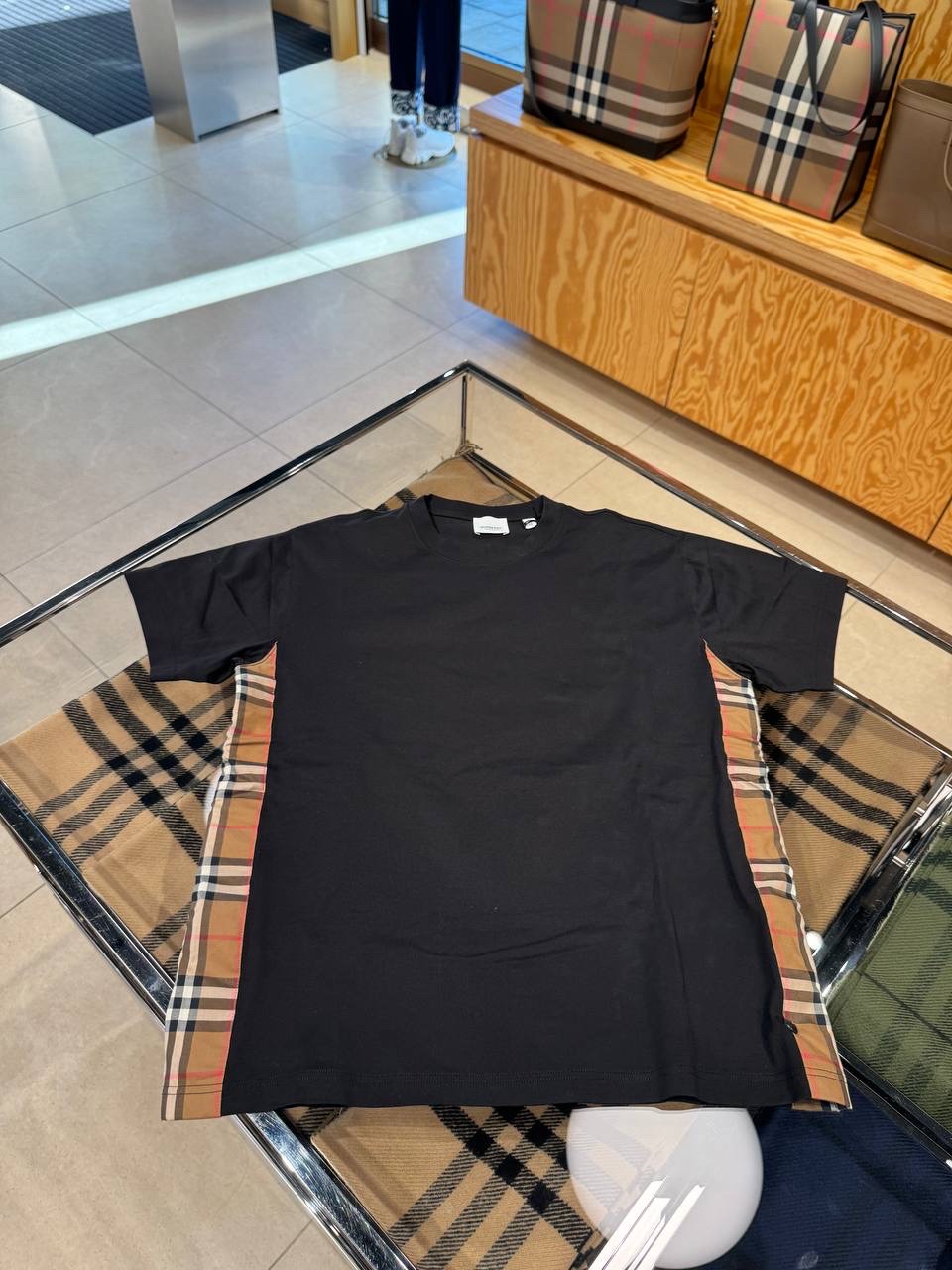 BURBERRY T-shirt and Polo side view - Women's luxury Clothes