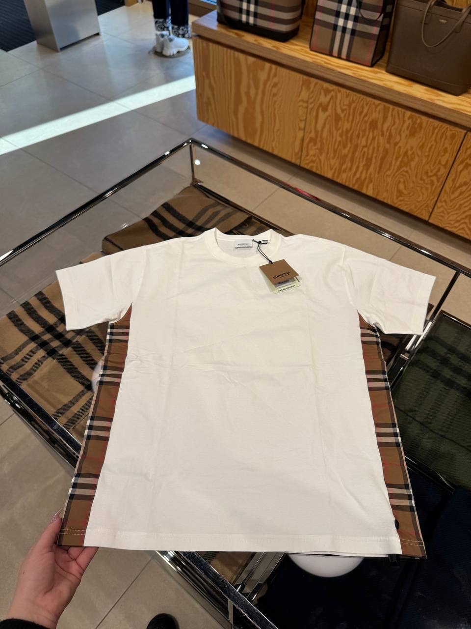 BURBERRY T-shirt and Polo side view - Women's luxury Clothes