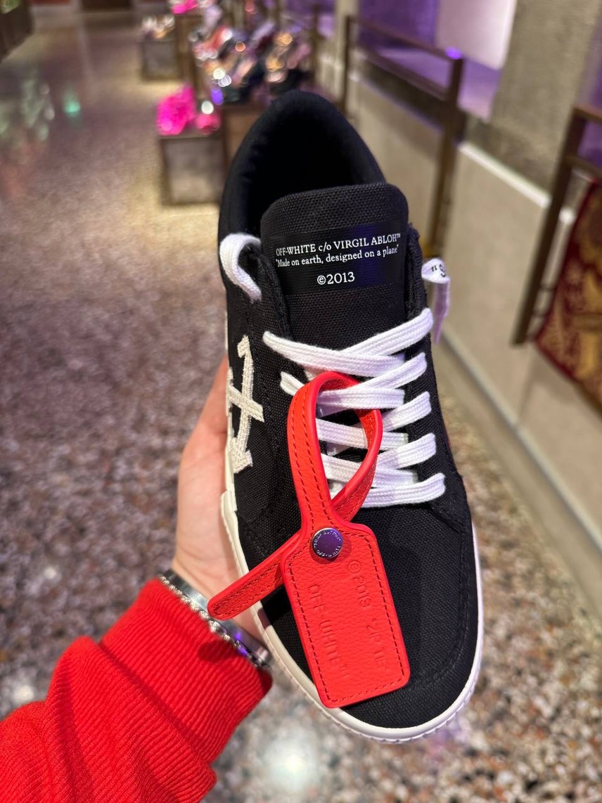OFF-WHITE Sneakers side view - Women's luxury Shoes